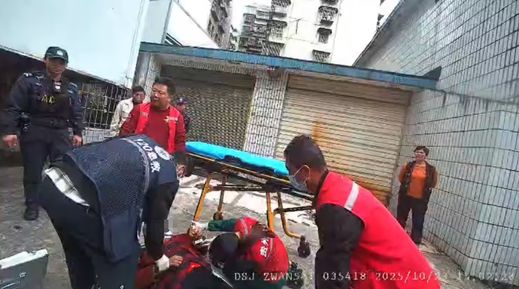 八旬老人全身湿透躺在下水道中一整晚，失温、意识模糊......危急时刻，他们紧急赶到