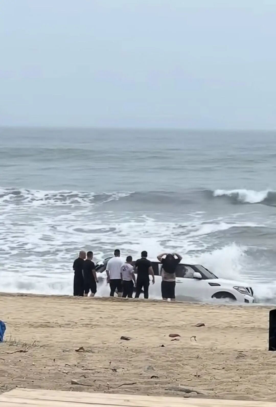 一越野车在沙滩“狂飙”,陷入沙里被海水淹没,司机紧急下车,当地回应 一越野车在沙滩“狂飙”,陷入沙里被海水淹没,司机紧急下车,当地回应