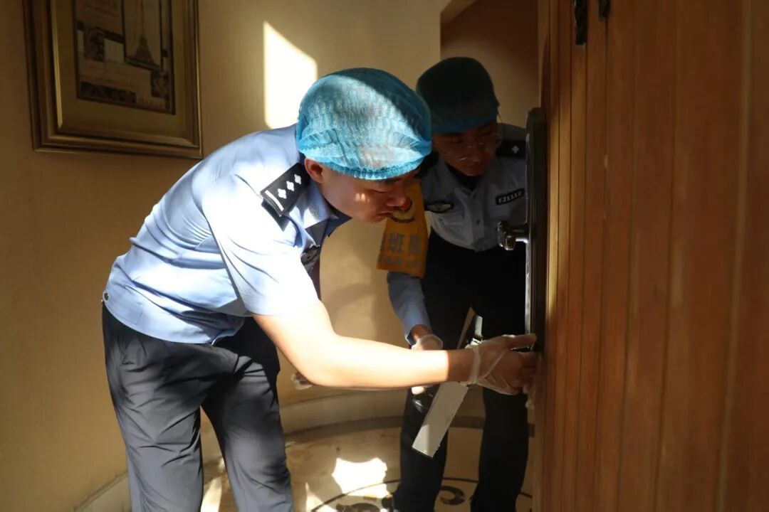 200斤保险柜离奇“串门”，警方凭模糊脚印破解疑案