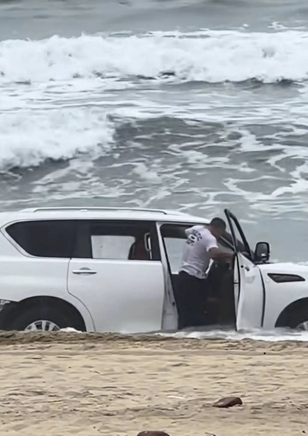 一越野车在沙滩“狂飙”,陷入沙里被海水淹没,司机紧急下车,当地回应 一越野车在沙滩“狂飙”,陷入沙里被海水淹没,司机紧急下车,当地回应