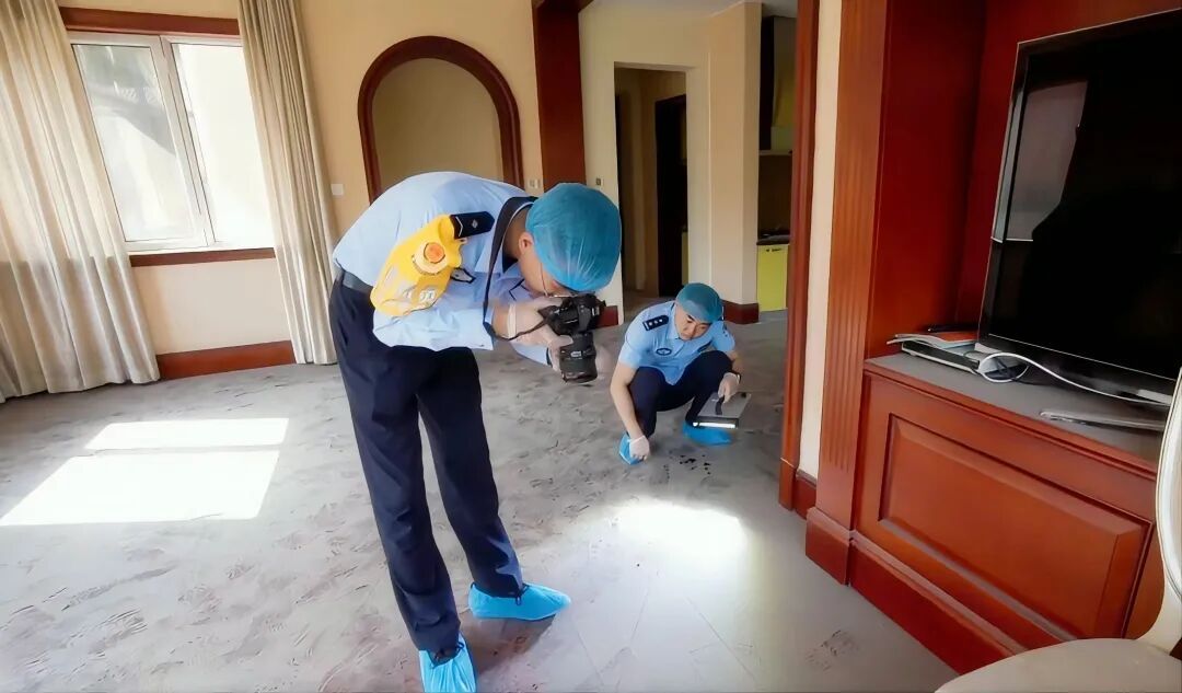 200斤保险柜离奇“串门”，警方凭模糊脚印破解疑案