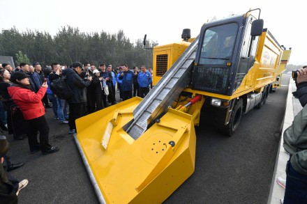 北京今冬扫雪铲冰将首次试用移动式融雪车 北京今冬扫雪铲冰将首次试用移动式融雪车