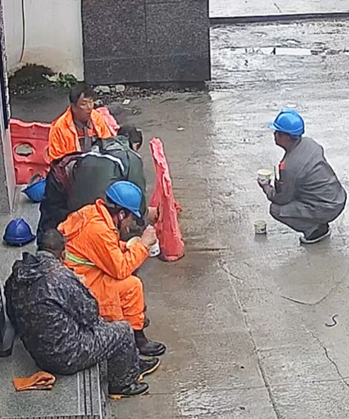 雨天的“家”!民警邀劳动者进派出所,还奉上“热气腾腾”的关怀 雨天的“家”!民警邀劳动者进派出所,还奉上“热气腾腾”的关怀