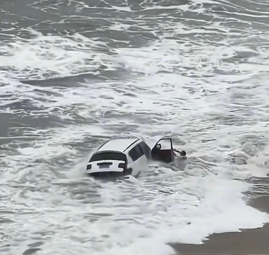 一越野车在沙滩“狂飙”,陷入沙里被海水淹没,司机紧急下车,当地回应 一越野车在沙滩“狂飙”,陷入沙里被海水淹没,司机紧急下车,当地回应