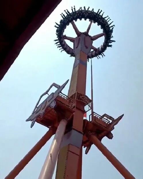 游乐场惊魂！过山车下落时突停，男孩被困10米高空