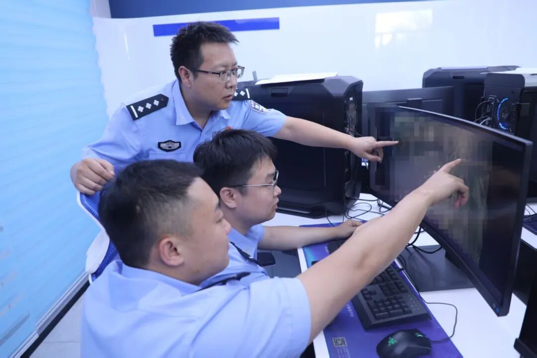 200斤保险柜离奇“串门”，警方凭模糊脚印破解疑案