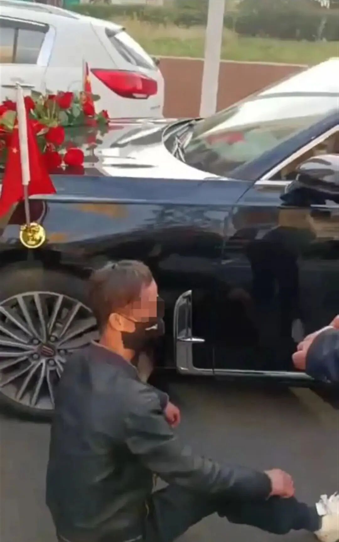 趁“喜”打劫?拦婚车、要红包,行为不当涉嫌违法!律师解读 趁“喜”打劫?拦婚车、要红包,行为不当涉嫌违法!律师解读