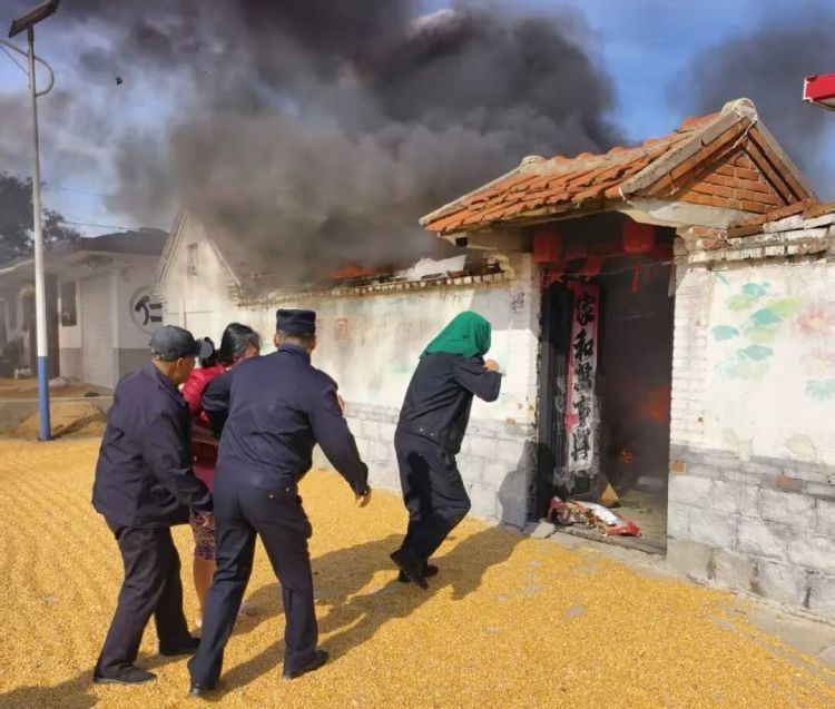 “快跟我走！”他们逆行火海，救出被困失明群众