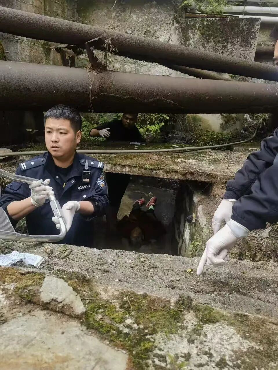 八旬老人全身湿透躺在下水道中一整晚，失温、意识模糊......危急时刻，他们紧急赶到