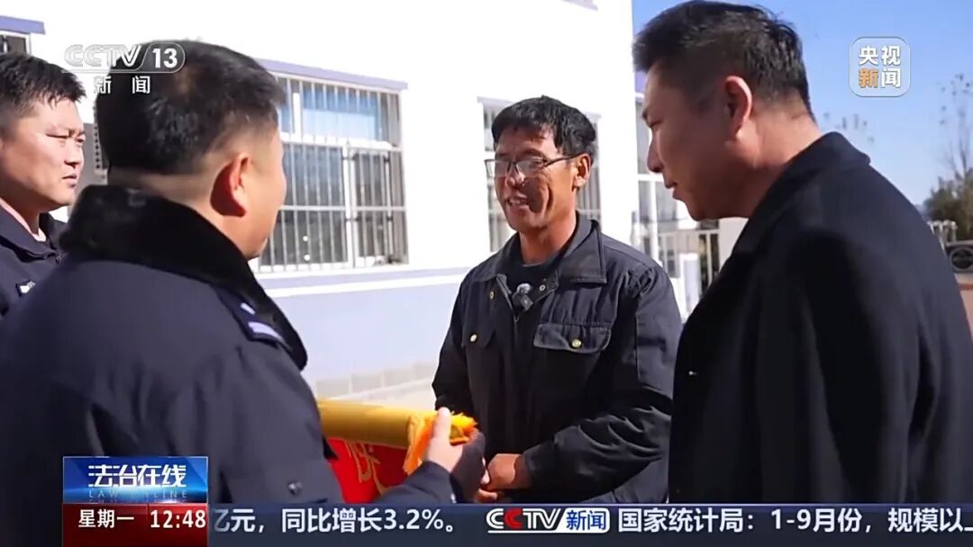 “大大你别难过!”民警搜寻三天两夜后掩面痛哭,4岁女孩一句话让他破防→ “大大你别难过!”民警搜寻三天两夜后掩面痛哭,4岁女孩一句话让他破防→