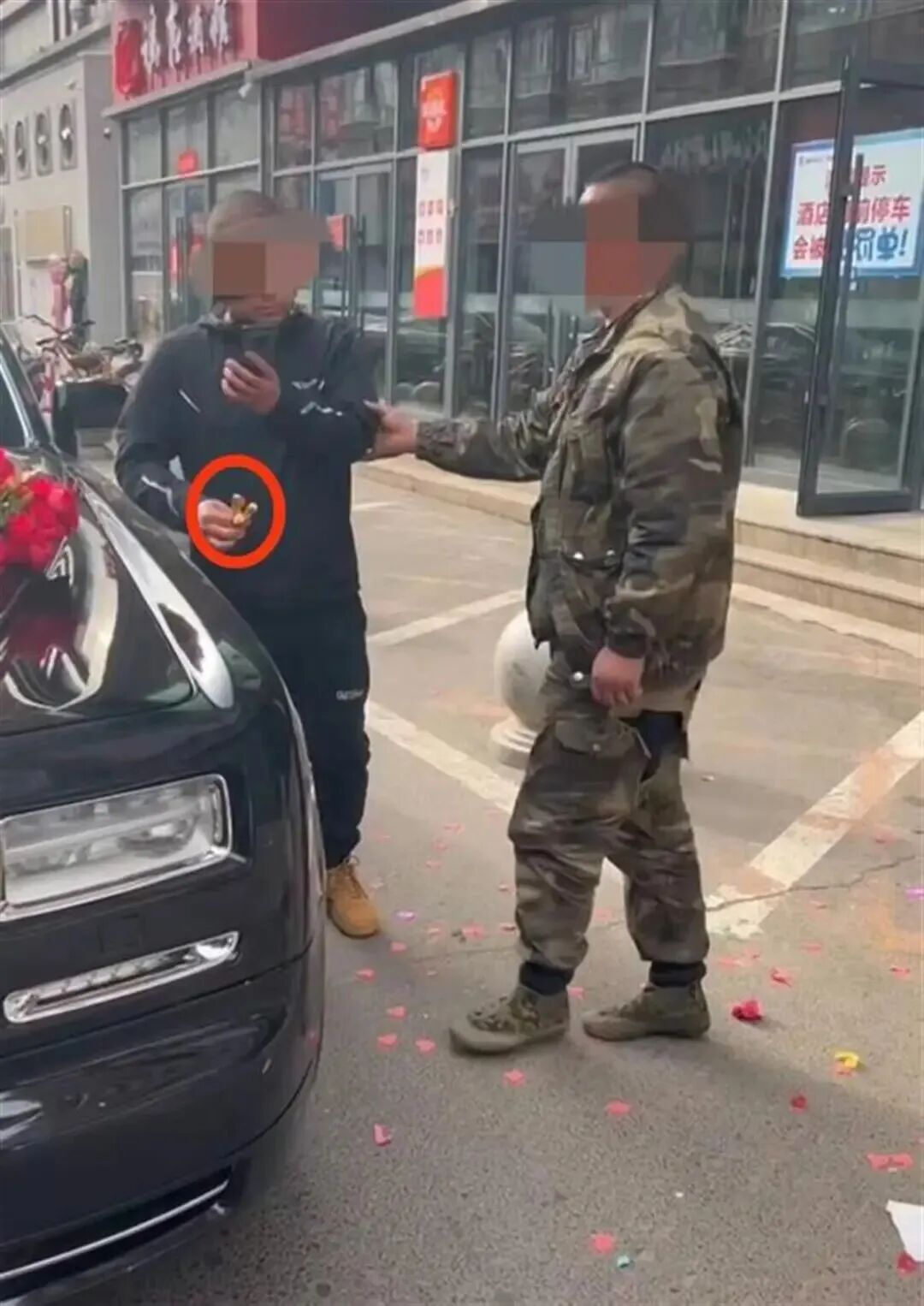 趁“喜”打劫?拦婚车、要红包,行为不当涉嫌违法!律师解读 趁“喜”打劫?拦婚车、要红包,行为不当涉嫌违法!律师解读