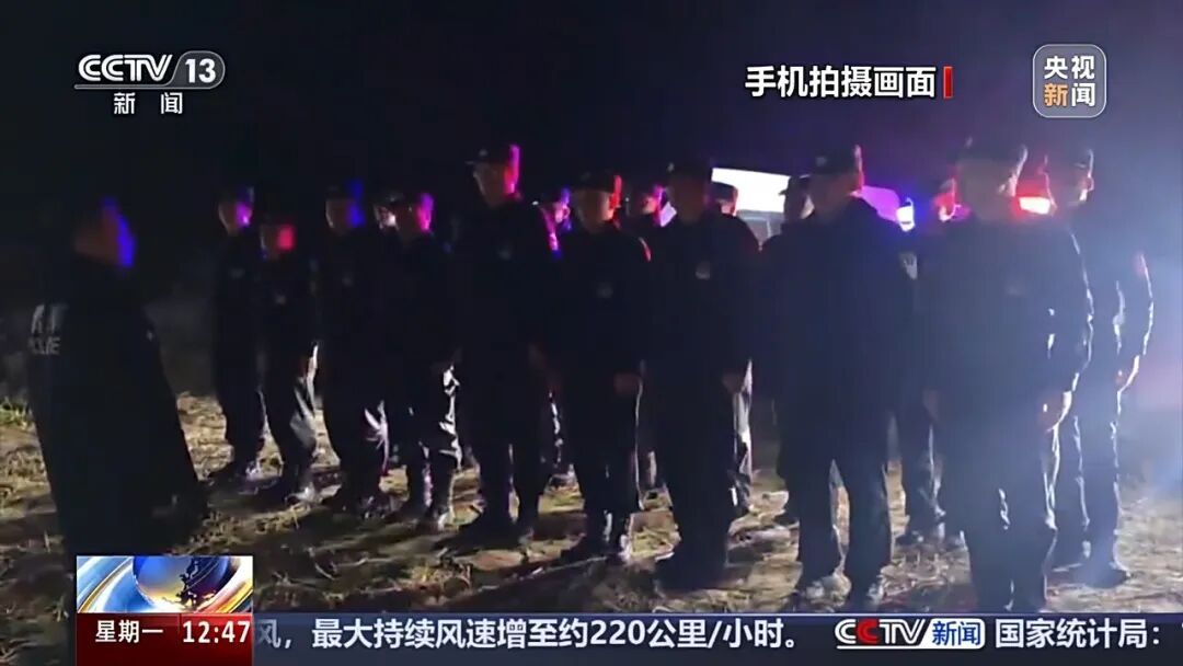 “大大你别难过!”民警搜寻三天两夜后掩面痛哭,4岁女孩一句话让他破防→ “大大你别难过!”民警搜寻三天两夜后掩面痛哭,4岁女孩一句话让他破防→