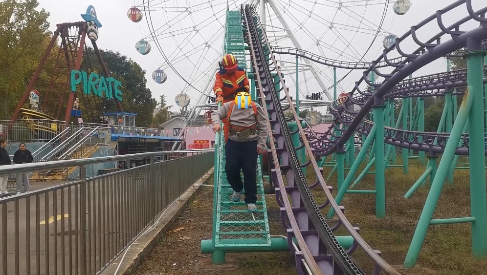 游乐场惊魂！过山车下落时突停，男孩被困10米高空