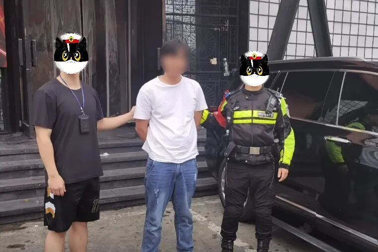 盗窃金店嫌疑人翁某某驾车逃往合肥市区,警方立即行动,将其当场控制! 盗窃金店嫌疑人翁某某驾车逃往合肥市区,警方立即行动,将其当场控制!