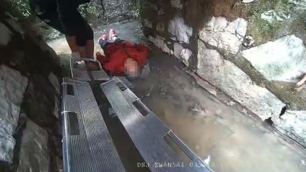 八旬老人全身湿透躺在下水道中一整晚，失温、意识模糊......危急时刻，他们紧急赶到