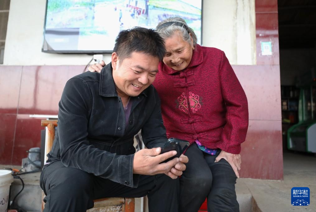 新职业故事丨飞无人机 直播带货 82岁奶奶成了“新农人” 新职业故事丨飞无人机 直播带货 82岁奶奶成了“新农人”