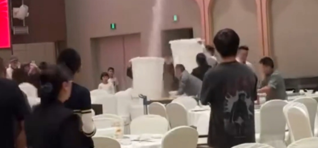 “吓一大跳”！正在酒楼吃饭头顶水炮突然启动，水柱直喷餐桌