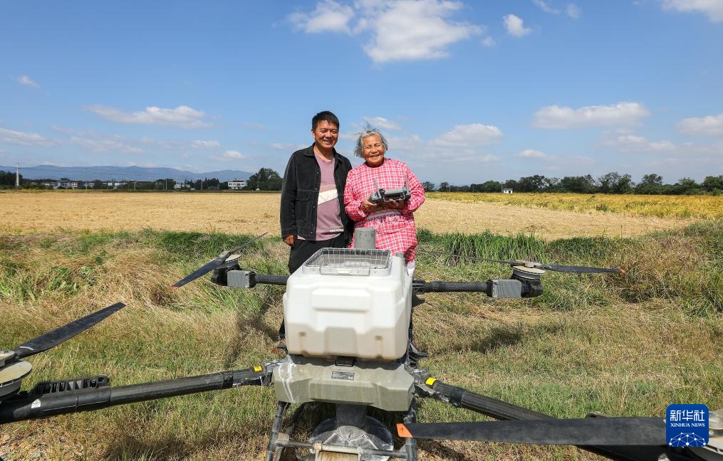 新职业故事丨飞无人机 直播带货 82岁奶奶成了“新农人” 新职业故事丨飞无人机 直播带货 82岁奶奶成了“新农人”