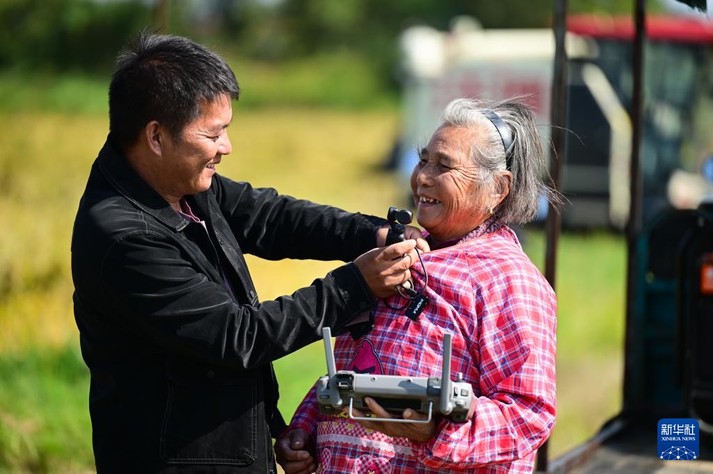新职业故事丨飞无人机 直播带货 82岁奶奶成了“新农人” 新职业故事丨飞无人机 直播带货 82岁奶奶成了“新农人”