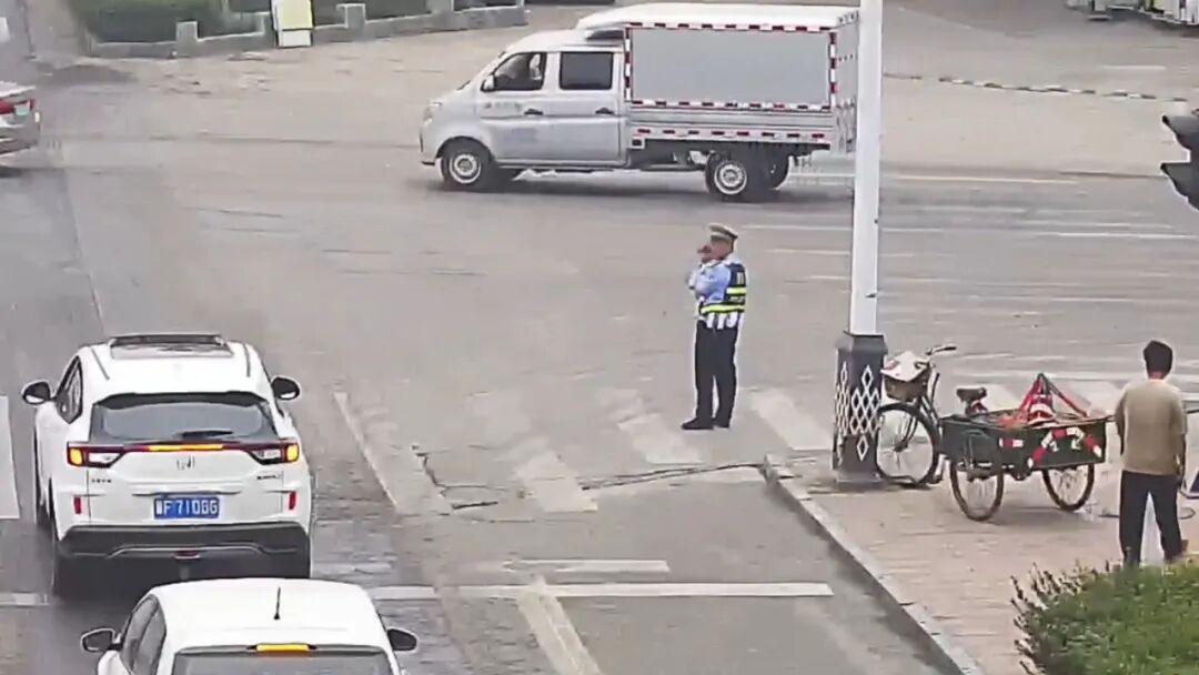 事发河北!交警带娃执勤?真相是→ 事发河北!交警带娃执勤?真相是→