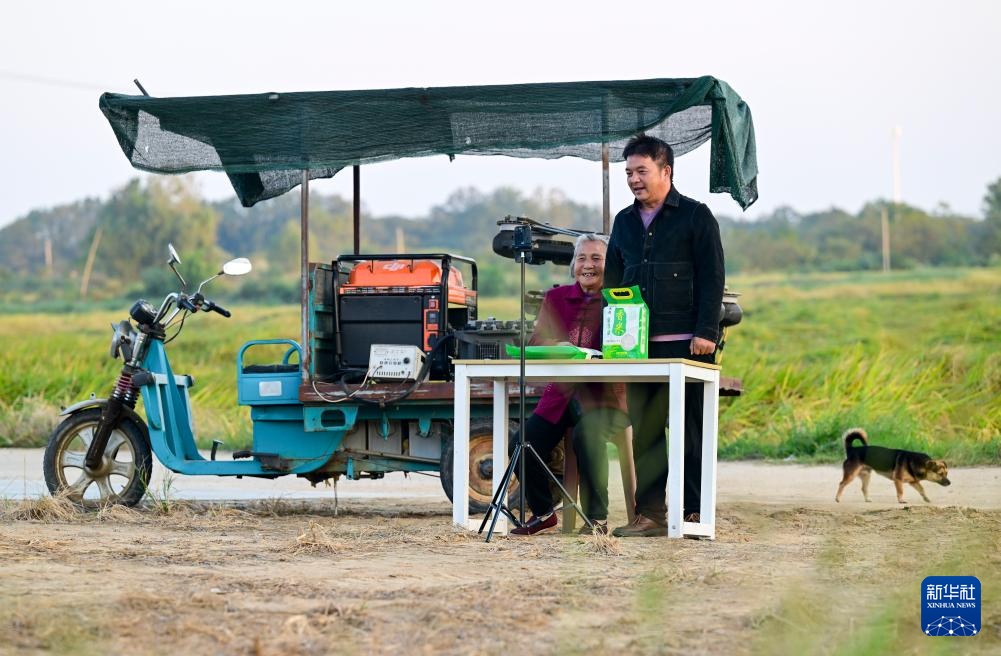 新职业故事丨飞无人机 直播带货 82岁奶奶成了“新农人” 新职业故事丨飞无人机 直播带货 82岁奶奶成了“新农人”