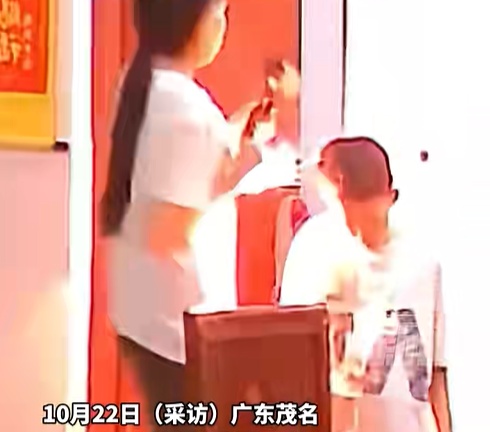 正给孩子吹头发,突然冒烟起火!广东妈妈经历惊魂一幕…… 正给孩子吹头发,突然冒烟起火!广东妈妈经历惊魂一幕……