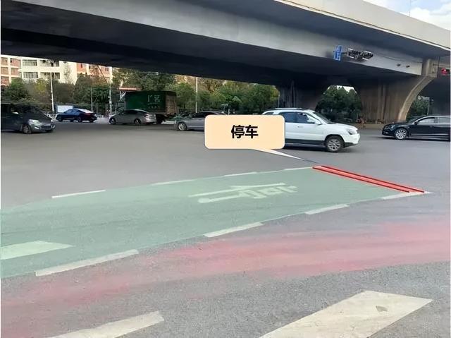 抢一步，悔终生！这个动作，货车司机右转时请牢记！