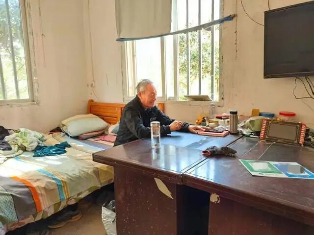 贵州凯里山上的一座动物园走红：一天卖以往四个月的票，70岁守园人用退休金补贴动物