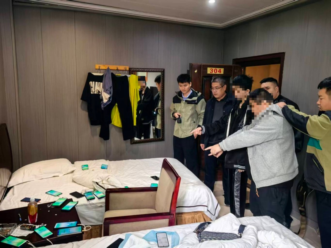 被抓时，他们房间内摆放25部手机！