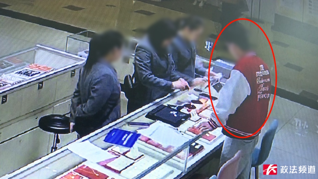 男子进金店豪购黄金,店员当场报警,民警一查发现…… 男子进金店豪购黄金,店员当场报警,民警一查发现……