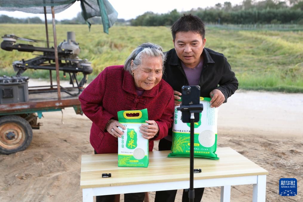 新职业故事丨飞无人机 直播带货 82岁奶奶成了“新农人” 新职业故事丨飞无人机 直播带货 82岁奶奶成了“新农人”