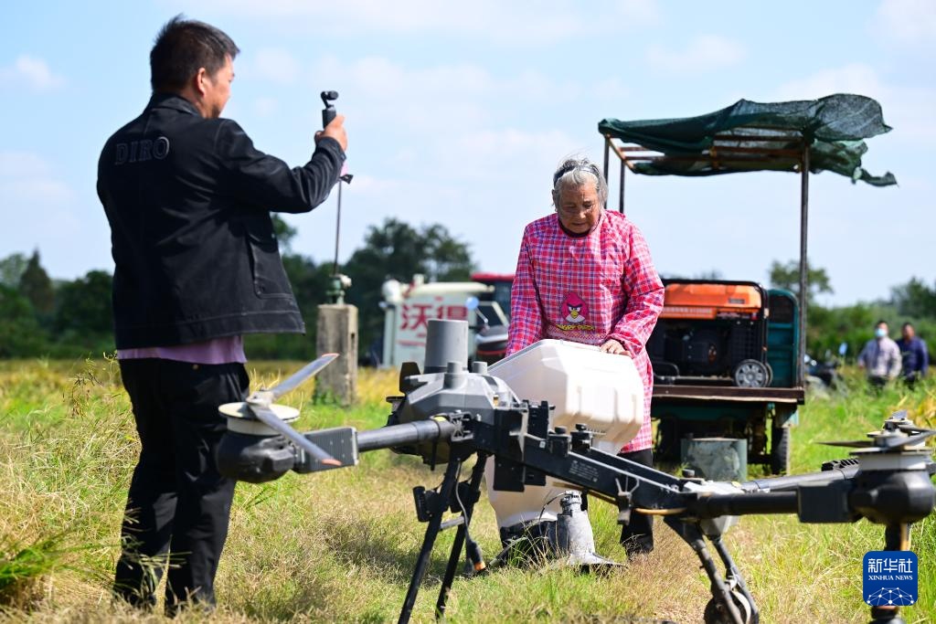 新职业故事丨飞无人机 直播带货 82岁奶奶成了“新农人” 新职业故事丨飞无人机 直播带货 82岁奶奶成了“新农人”