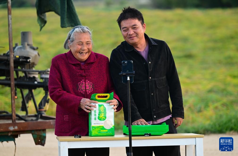 新职业故事丨飞无人机 直播带货 82岁奶奶成了“新农人” 新职业故事丨飞无人机 直播带货 82岁奶奶成了“新农人”