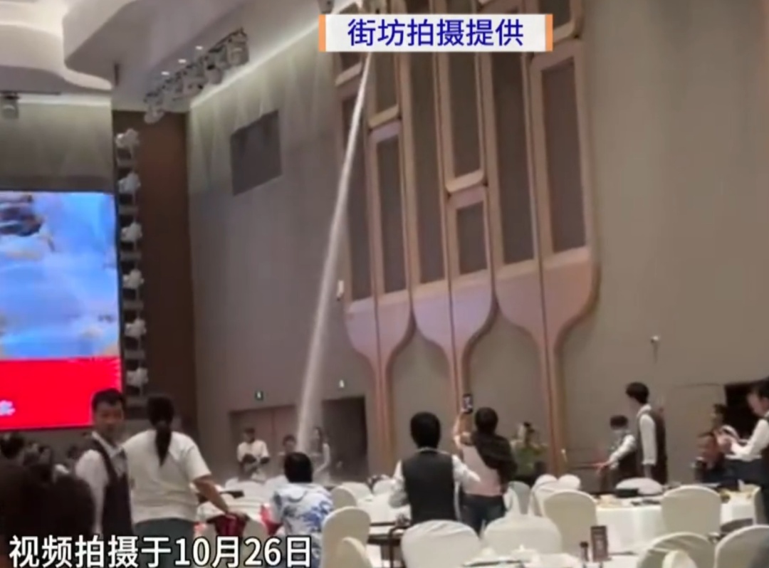 “吓一大跳”！正在酒楼吃饭头顶水炮突然启动，水柱直喷餐桌