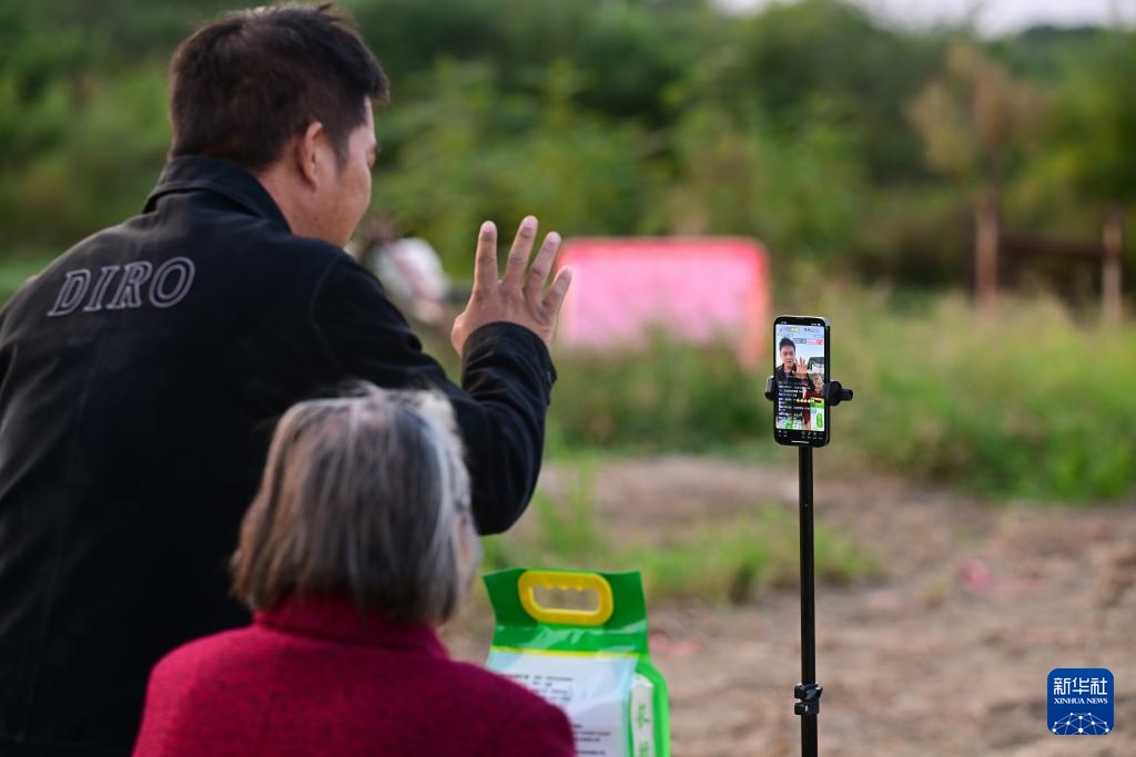 新职业故事丨飞无人机 直播带货 82岁奶奶成了“新农人” 新职业故事丨飞无人机 直播带货 82岁奶奶成了“新农人”