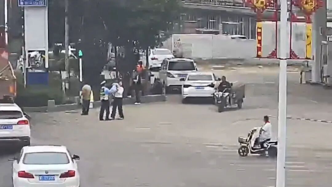 事发河北!交警带娃执勤?真相是→ 事发河北!交警带娃执勤?真相是→