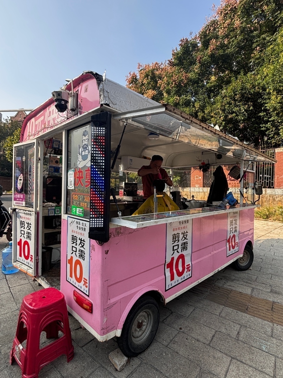 武汉街头现十元快剪“移动理发车”，店长：坚持两年不涨价，不缺客户