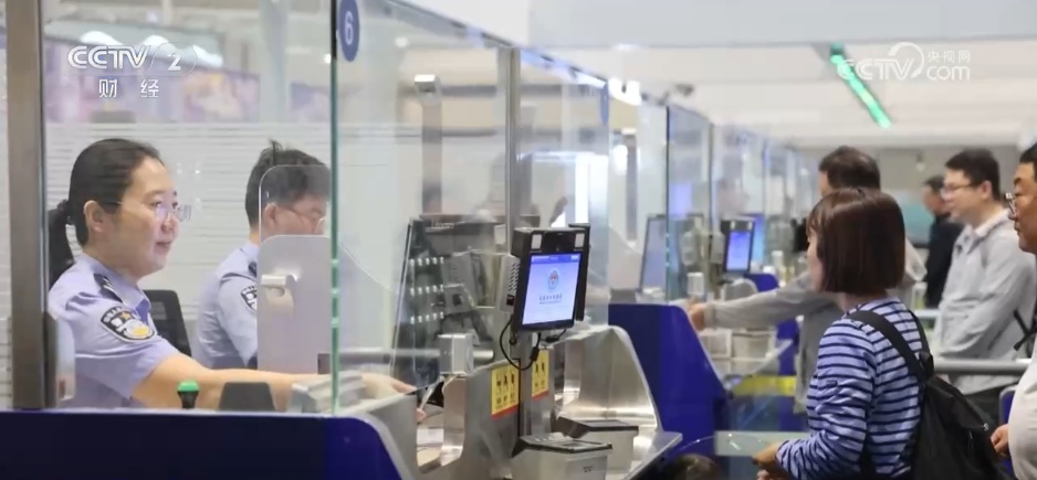 “银发旅游”市场火爆 “适老配方”让老年人畅享“诗和远方” “银发旅游”市场火爆 “适老配方”让老年人畅享“诗和远方”