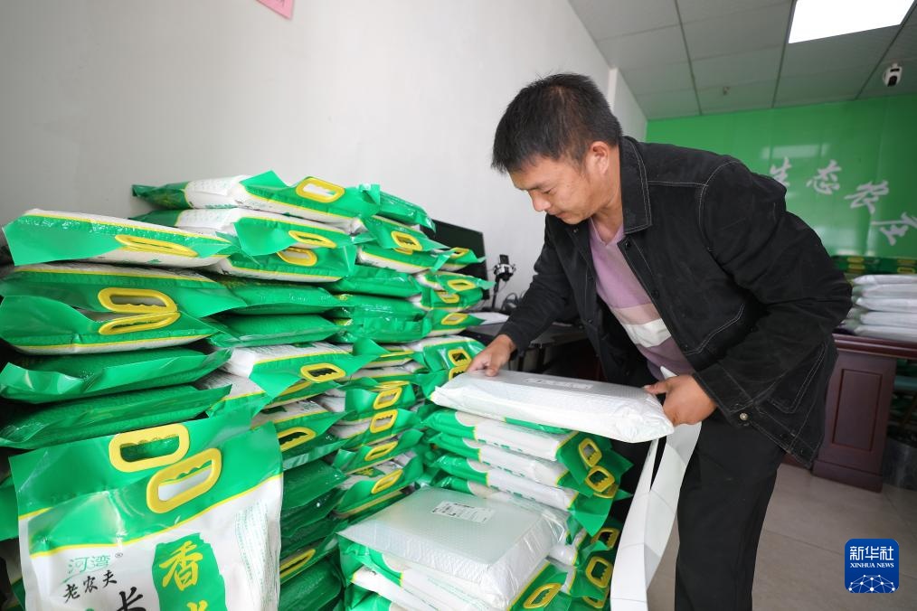 新职业故事丨飞无人机 直播带货 82岁奶奶成了“新农人” 新职业故事丨飞无人机 直播带货 82岁奶奶成了“新农人”