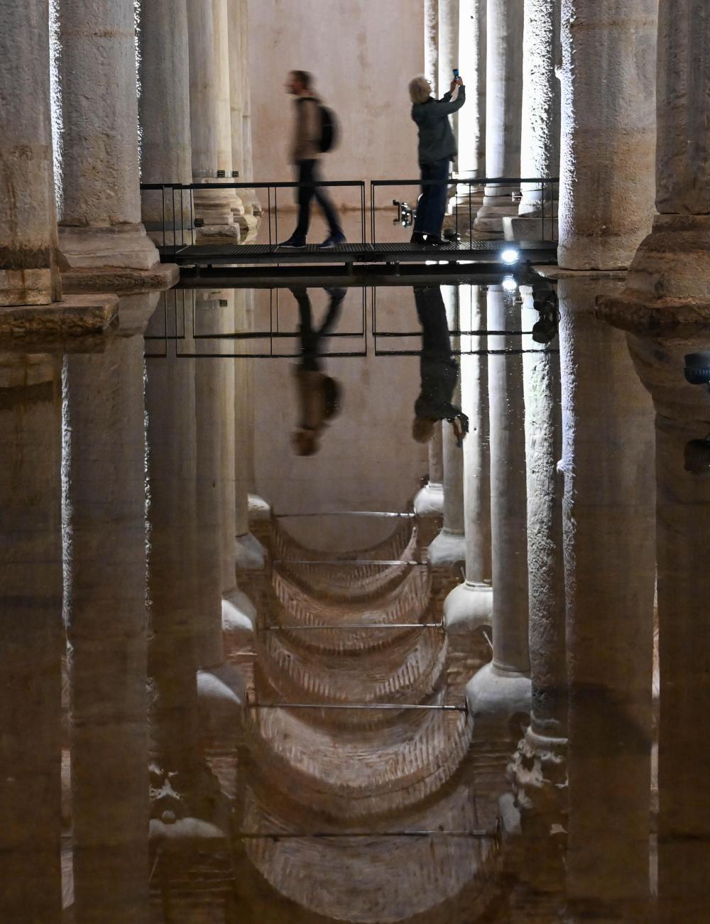 走进伊斯坦布尔地下水宫 走进伊斯坦布尔地下水宫