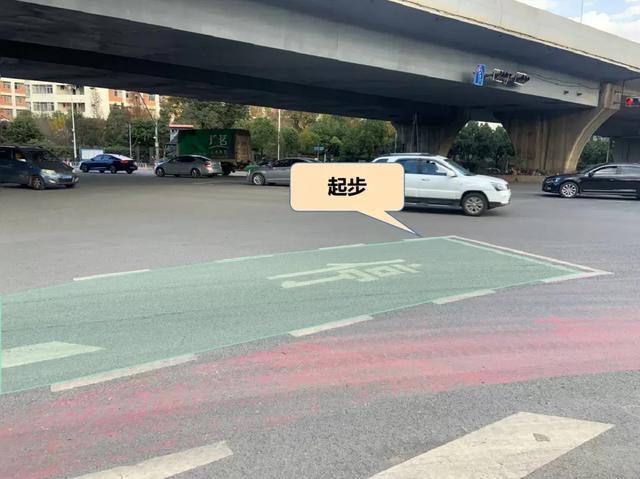 抢一步，悔终生！这个动作，货车司机右转时请牢记！