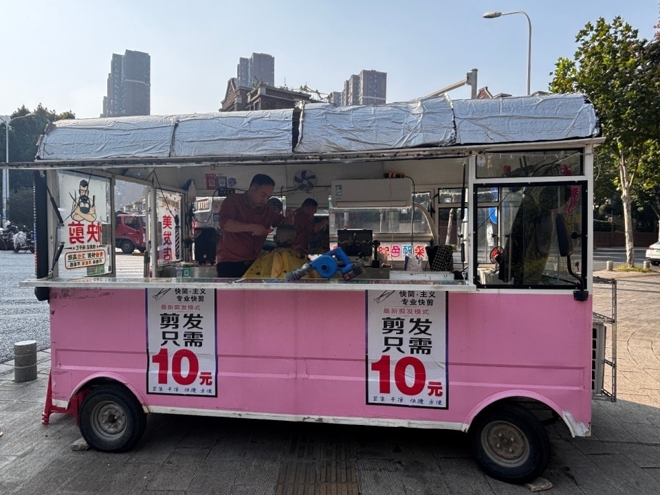 武汉街头现十元快剪“移动理发车”，店长：坚持两年不涨价，不缺客户