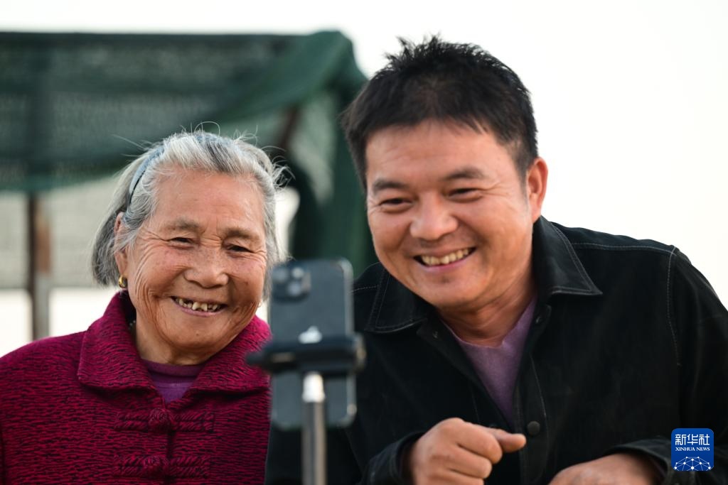 新职业故事丨飞无人机 直播带货 82岁奶奶成了“新农人” 新职业故事丨飞无人机 直播带货 82岁奶奶成了“新农人”