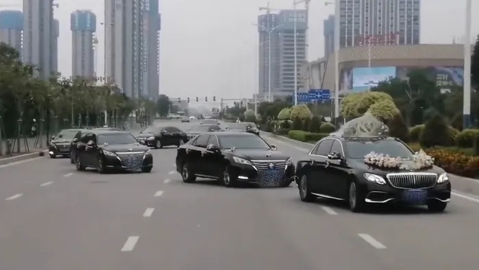 10辆婚车占据4车道走S形缓行？官方回应
