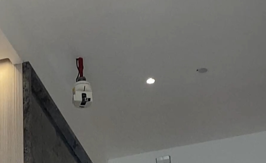 “吓一大跳”！正在酒楼吃饭头顶水炮突然启动，水柱直喷餐桌