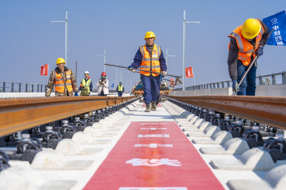 阜淮铁路全线铺轨正式启动