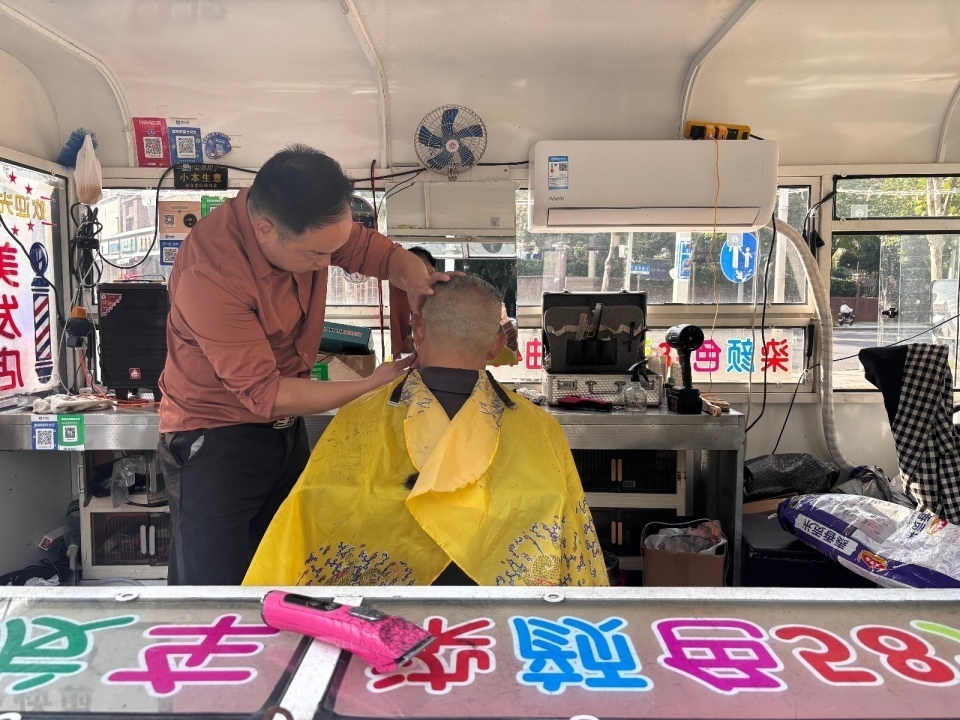 武汉街头现十元快剪“移动理发车”，店长：坚持两年不涨价，不缺客户