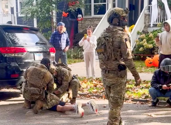 美国一67岁男子开车回家时被边境巡逻特工拖出车外，致肋骨骨折