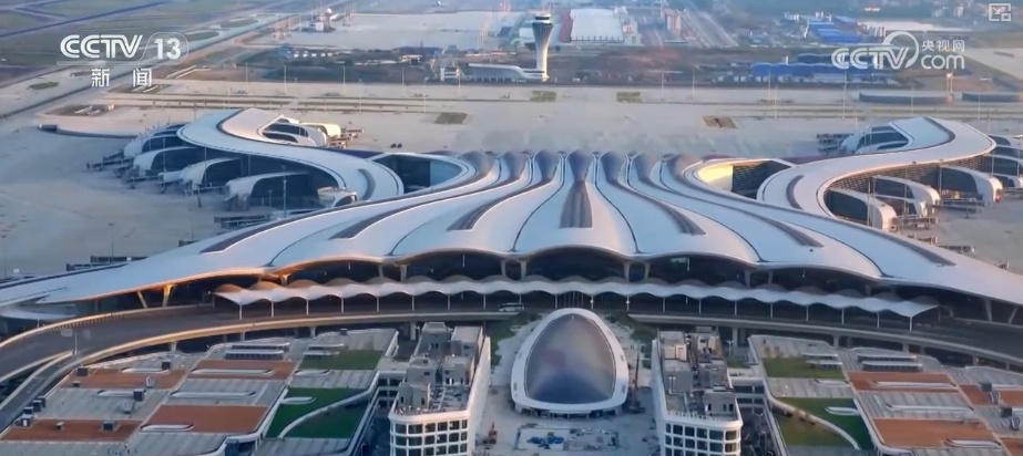 “3座航站楼+5条跑道”“智慧+文化”，亮点拉满！多视角解锁这座大型航空枢纽