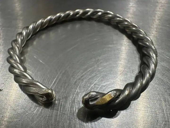 把黄金手镯和皮带扣涂成银色入境！一女子被杭州萧山机场海关查获